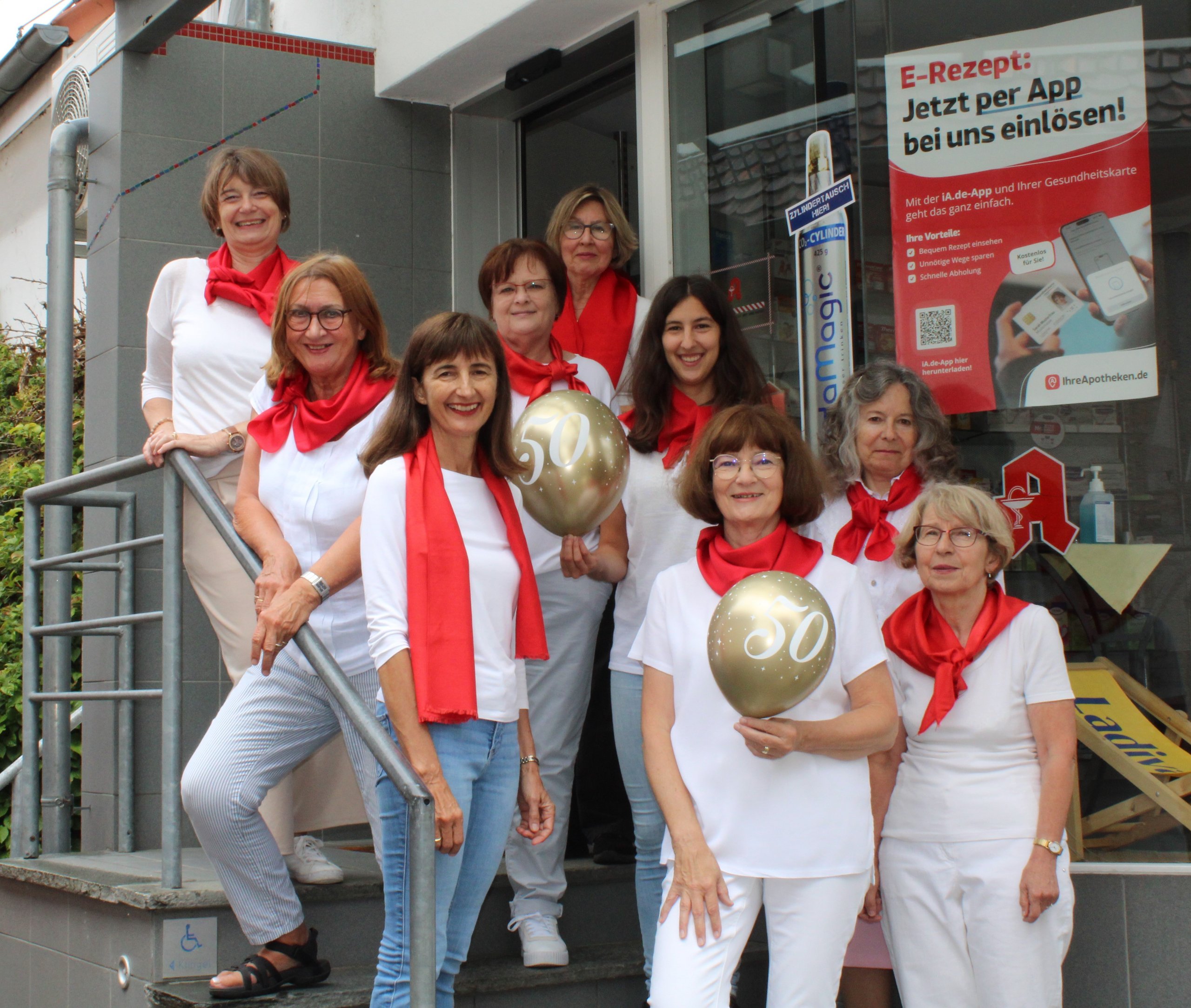 Team Konrad-Apotheke auf der Treppe vor der Apotheke