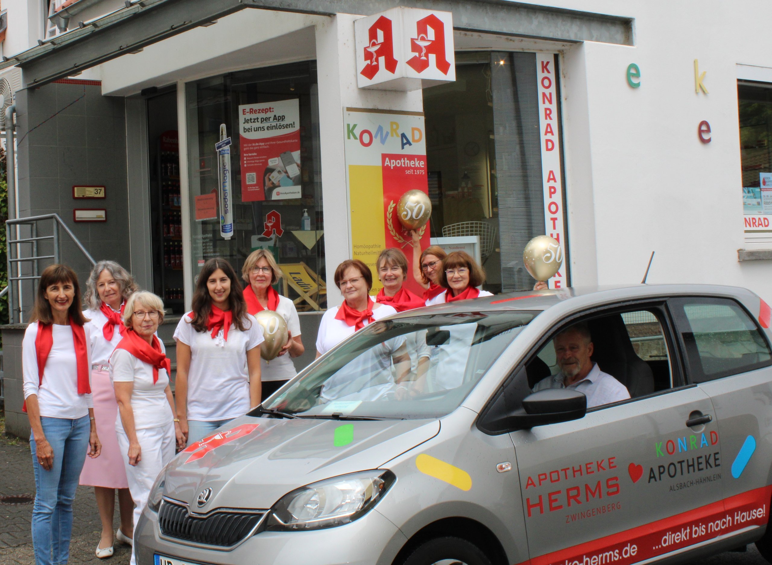 Team Konrad-Apotheke mit dem Botenfahrzeug